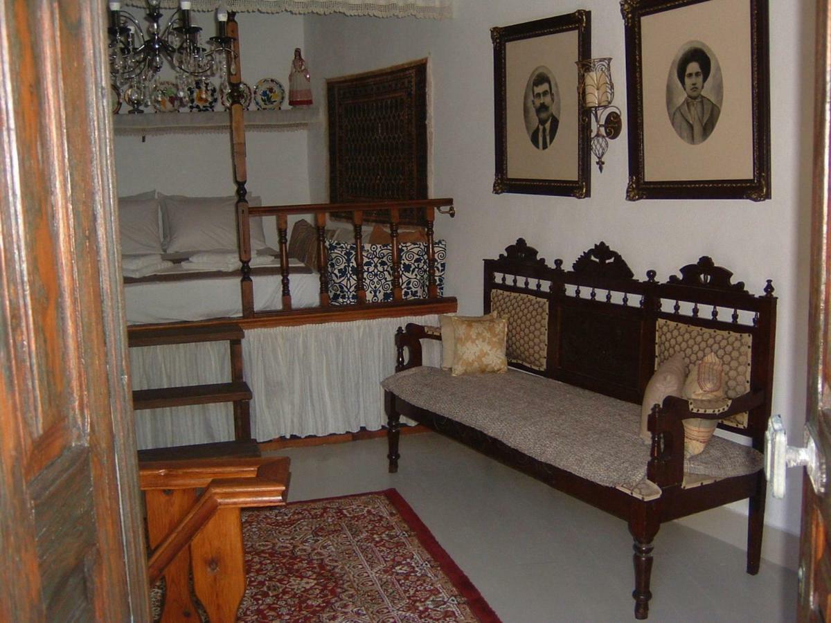 Yiayia'S Home Chalki Town Ngoại thất bức ảnh